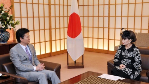 Tetsuko Kuroyanagi speaking with Minister of Foreign Affairs Koichiro Genba in 2012